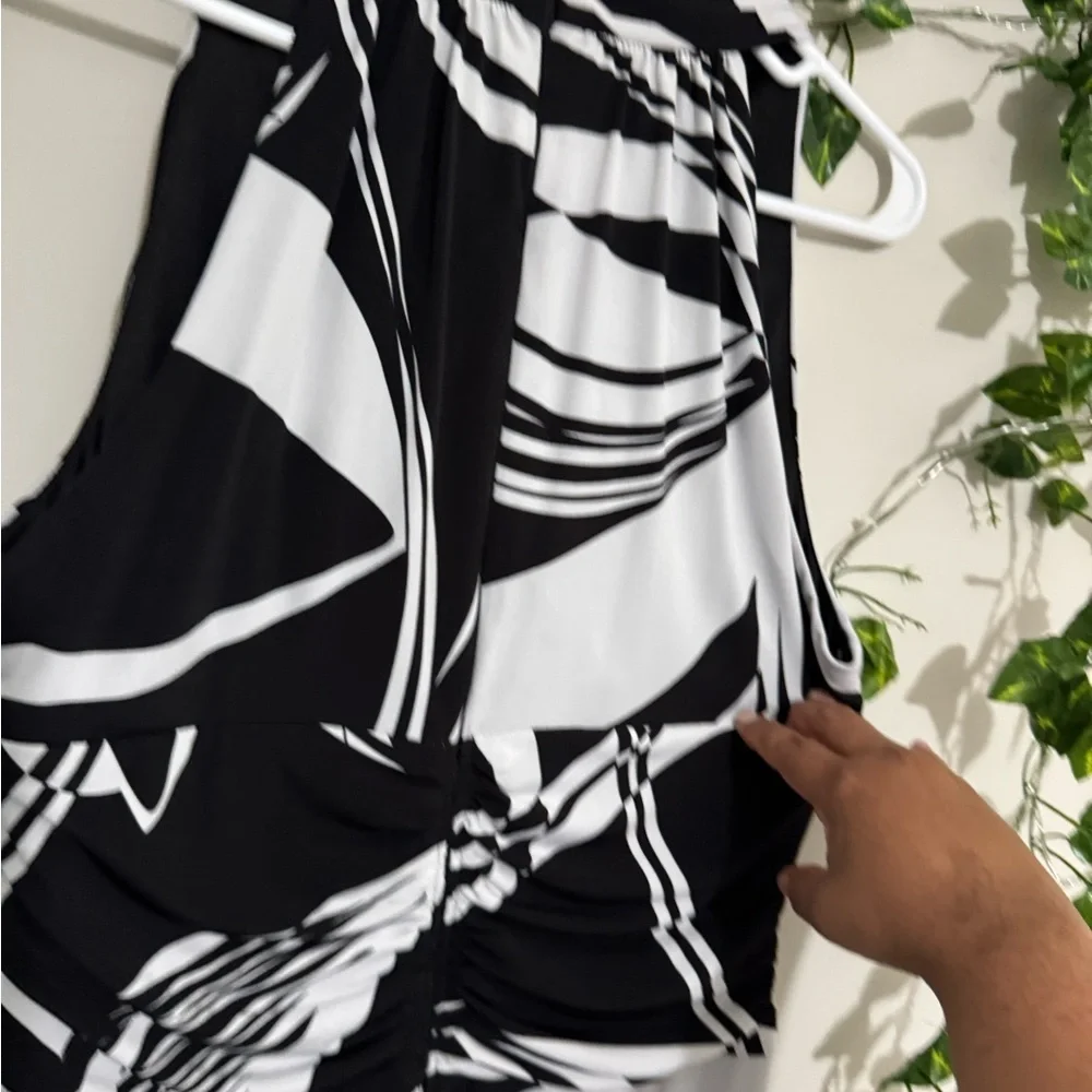Black and White Sleeveless Dress - Picture 5 of 7